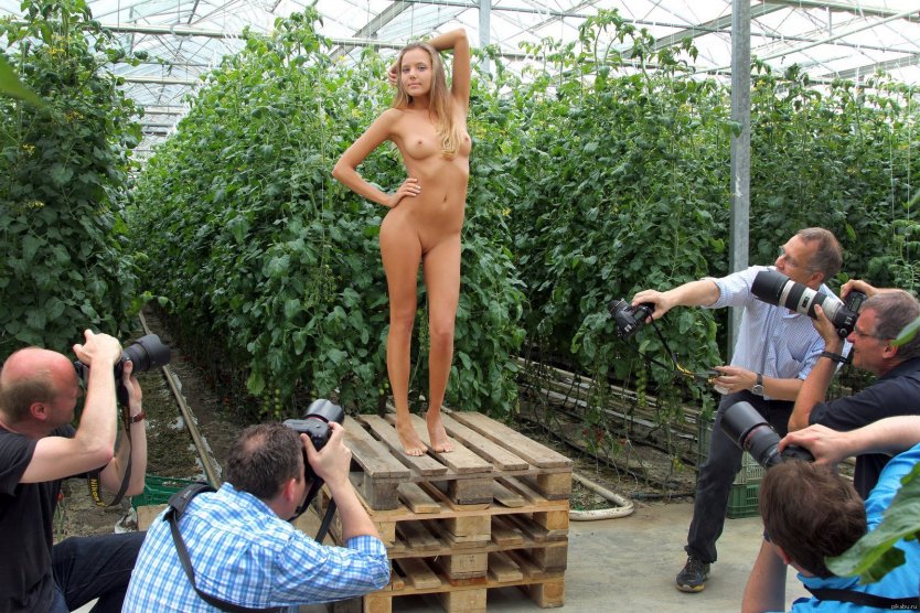 Девушки в парке раздеваются