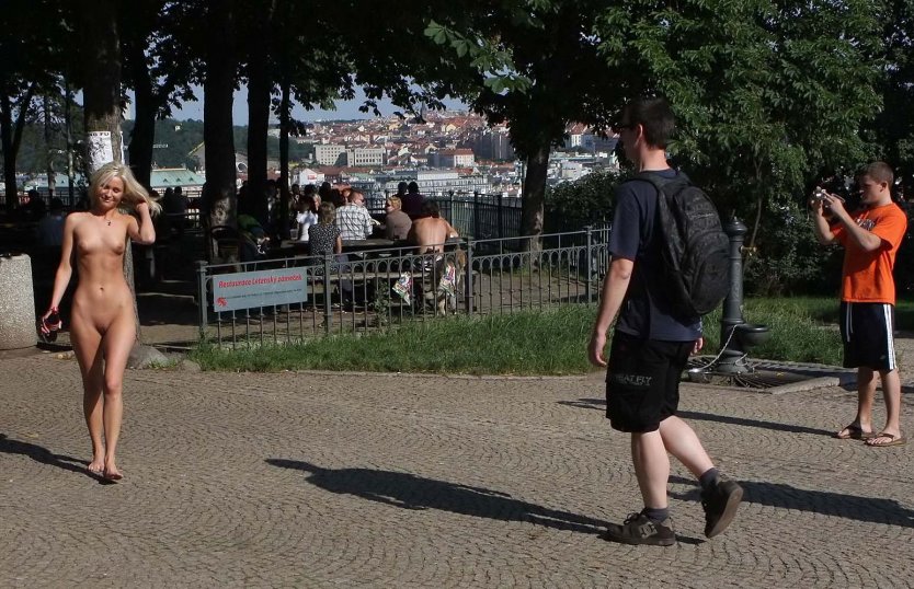 Девушки в парке раздеваются