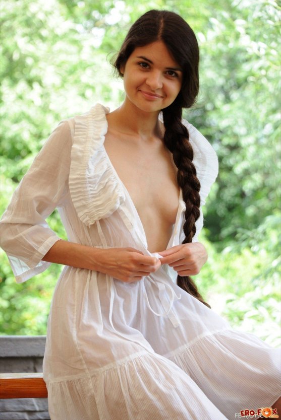 Катя Кловер в платье на природе