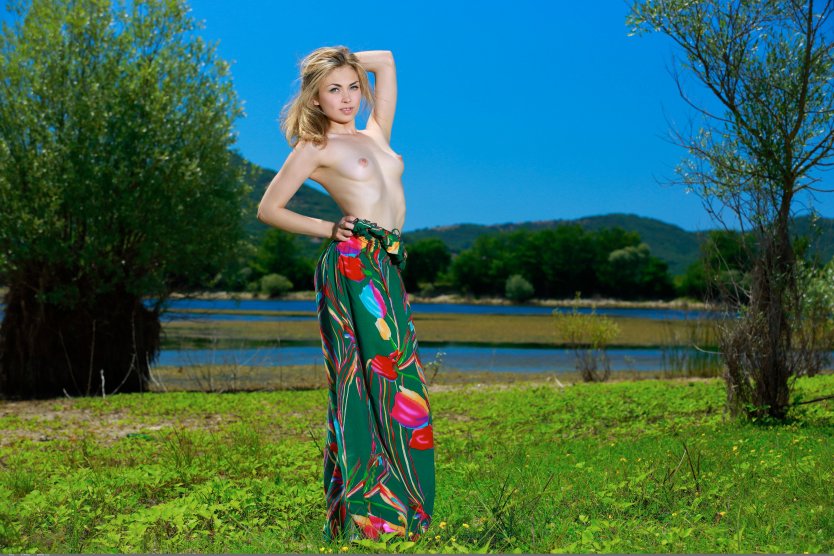 Ню на природе в сарафане