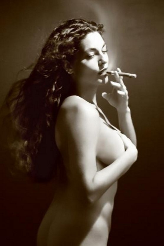 Красивая голая женщина с сигаретой