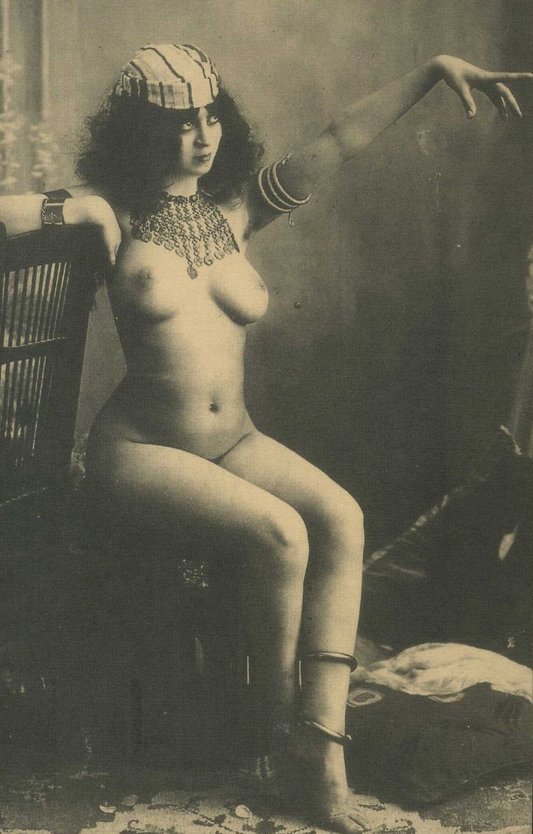 Голые женщины в ретро фильмах