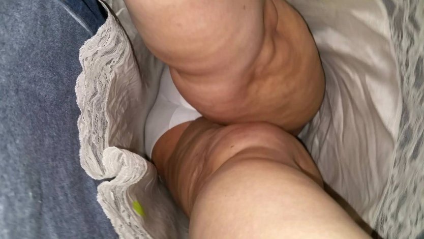 Бабка в колготках без трусов