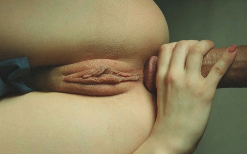 Голая Айза с раздвинутыми ногами