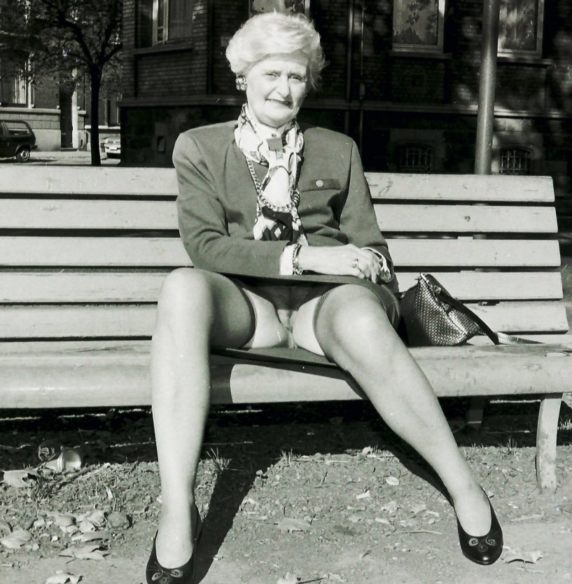 Пожилые женщины без трусиков