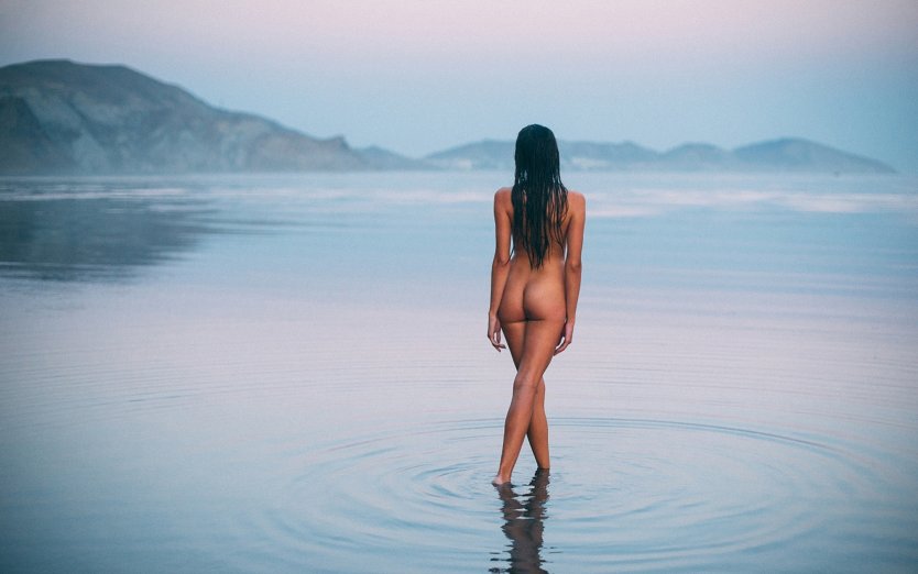 Голая брюнетка Маша домашнее