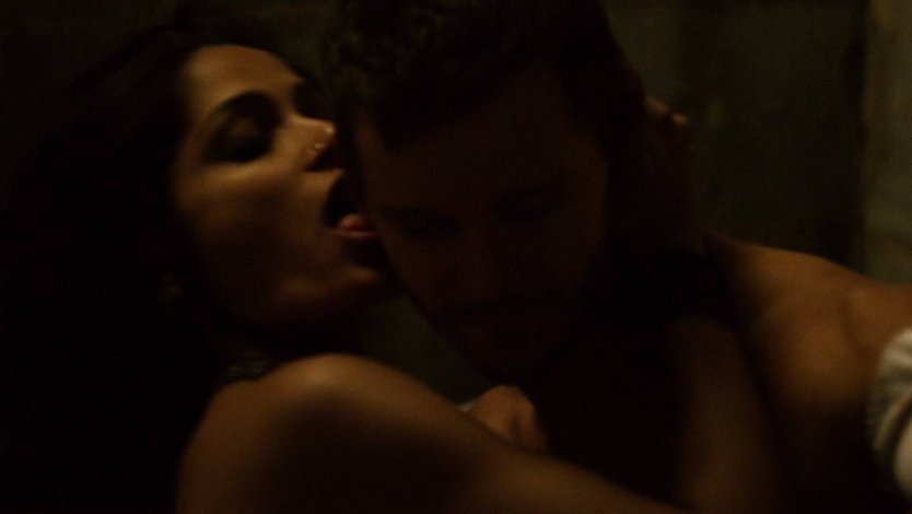 Синее платье на голое тело