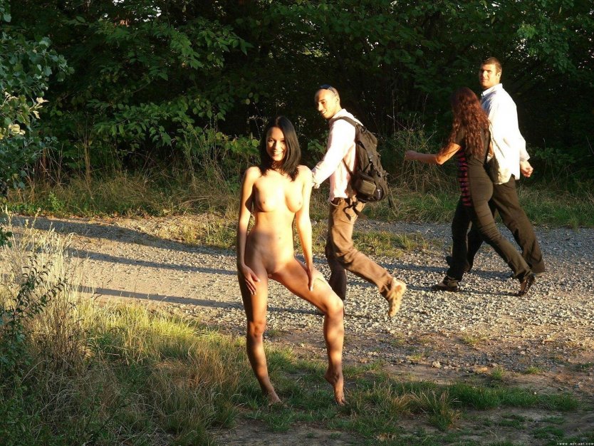 Голая волосатая в саду