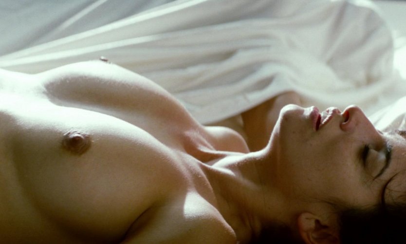 Голая Пенелопа в эротических чулках