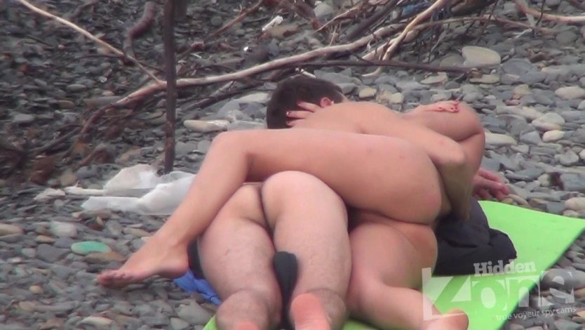 Мастурбация на пляже скрытая камера
