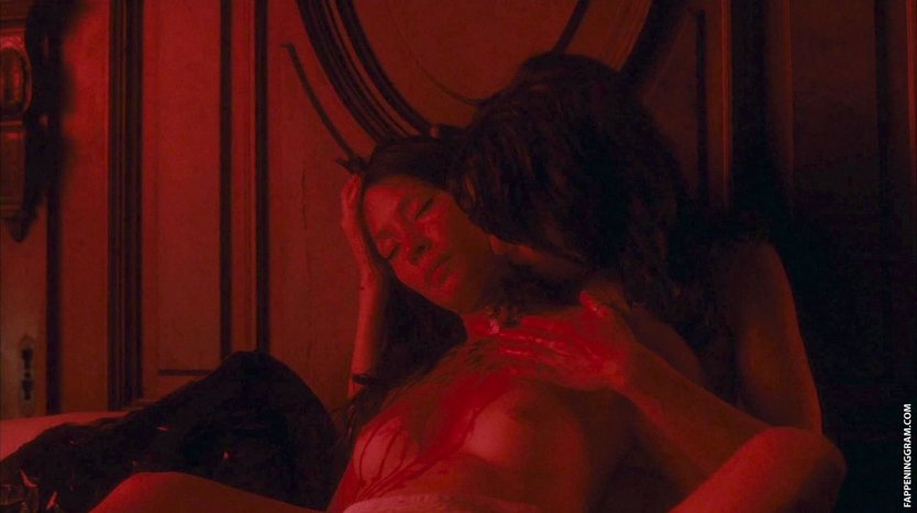 Аса Акира задрала ноги