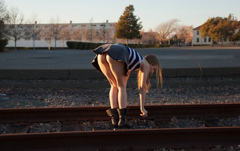 Голые девки в чулках стоя