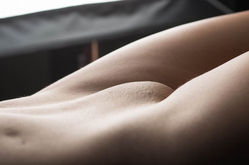 Женский лобок под трусиками