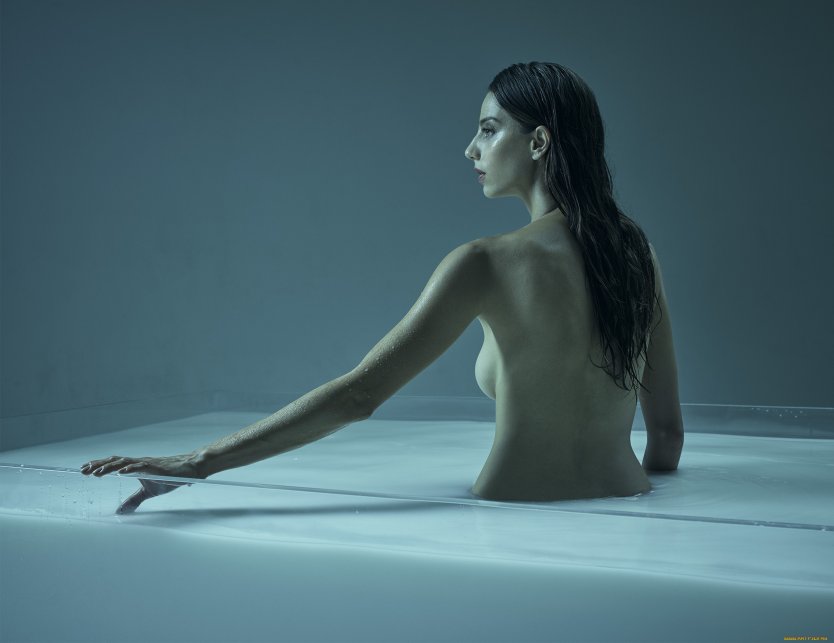 Анджела Сарафян сиськи