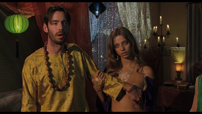 Анджела Сарафян в купальнике