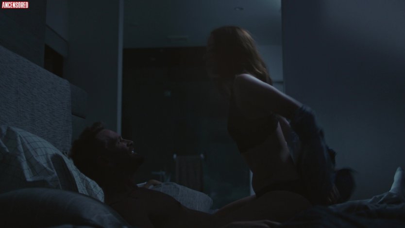 Александра Эссоу голая