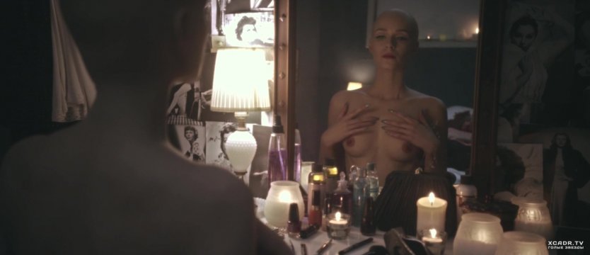 Александра Эссоу голая