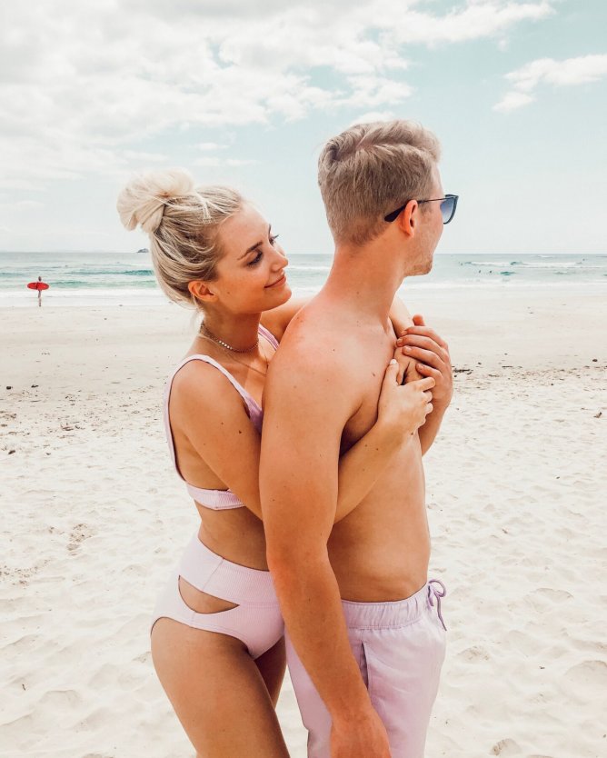 Татьяна Арно на пляже