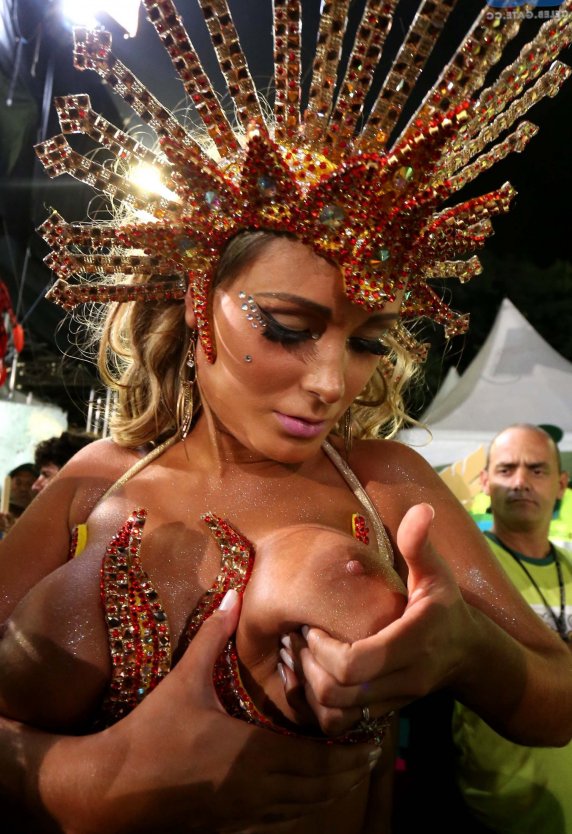Андреа Мартинс Бразилия карнавал ню