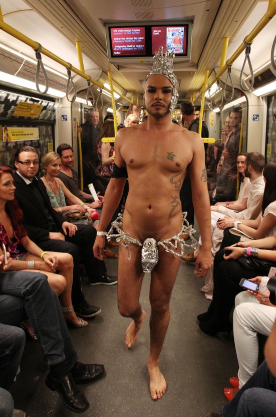 Голые мужчины в транспорте