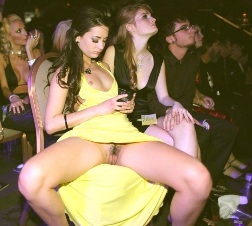 Девушки засветились без трусов