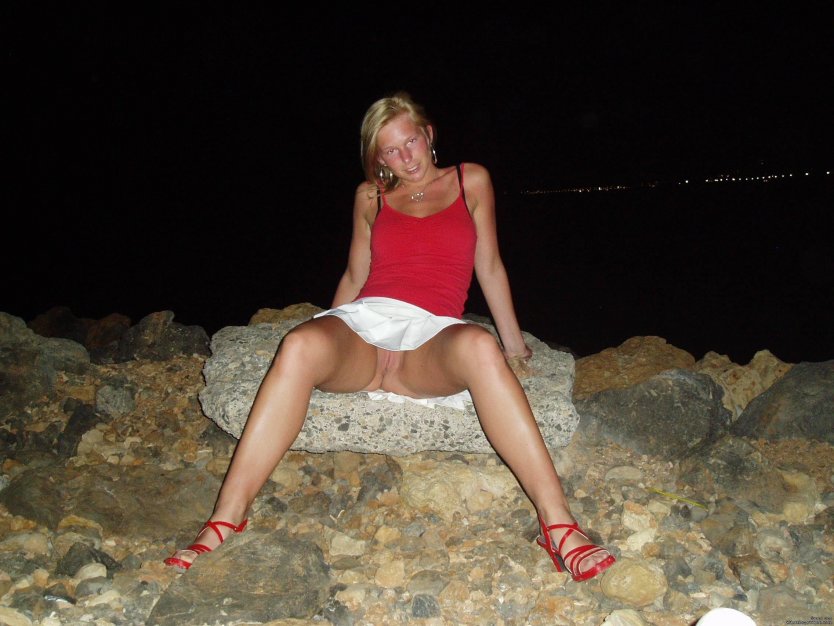 Жена без трусиков на море