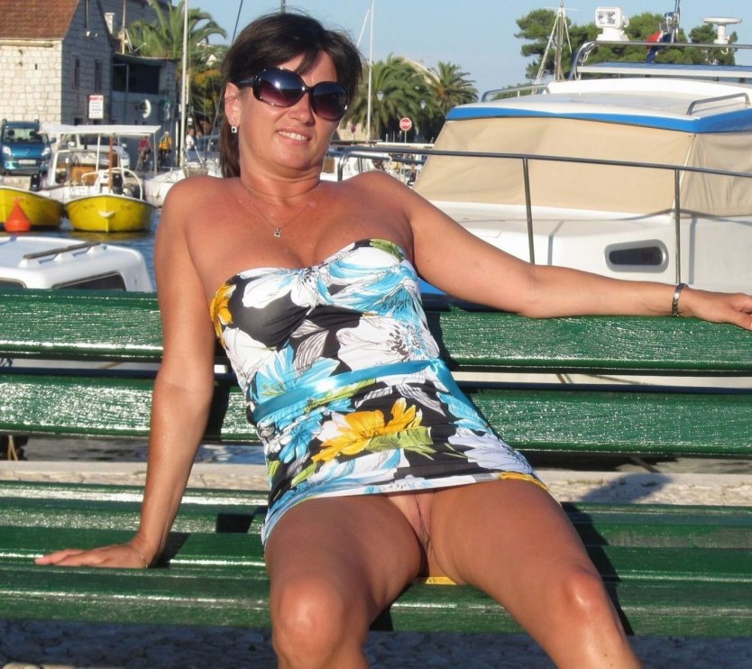 Дамы на отдыхе без трусов