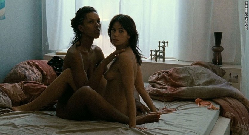 Голая в кино актриса Анна Уолтон