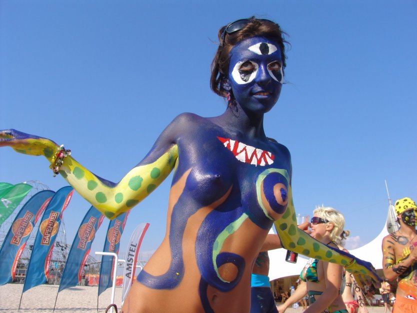 Бодиарт на голых бабах