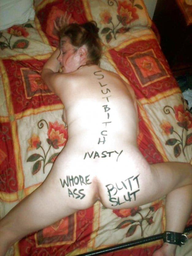 Голые бабы с надписями на теле