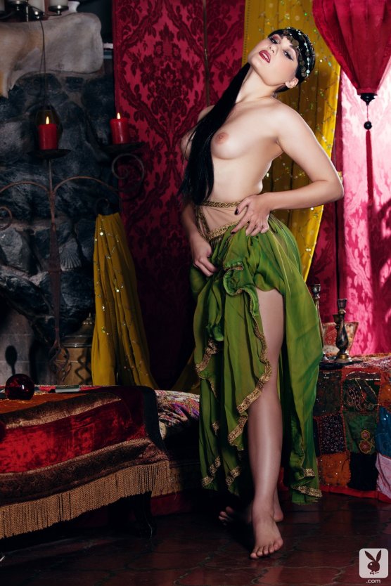 Цыганки молодые, обнаженные.