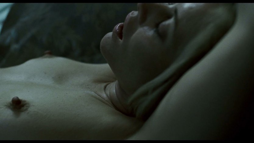 Мария Белло на пляже