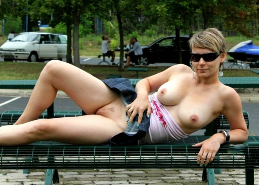 Женщина эксгибиционистка