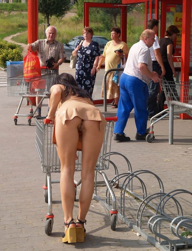 Голые люди на улицах города
