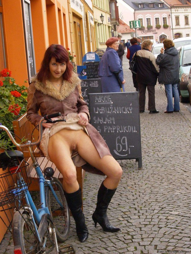 Жена раздевается в парке