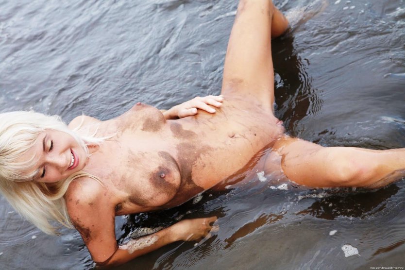 Голые женщины валяются в грязи