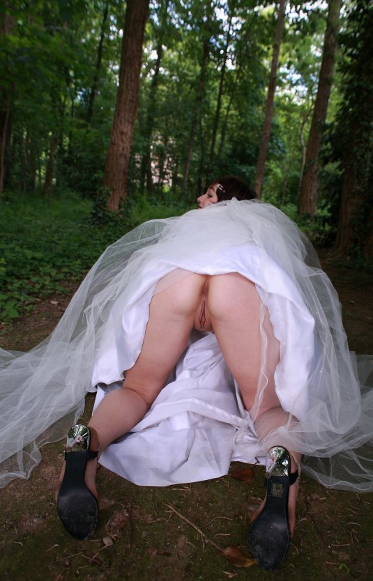 Писсинг в свадебном платье