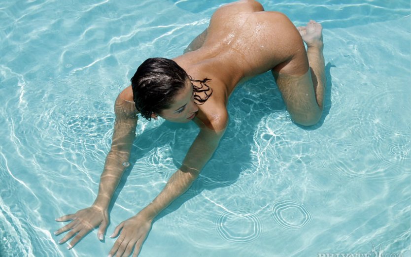 Купание голышом в бассейне