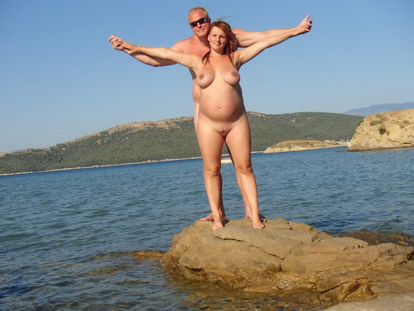 Голые женщины купаются в море