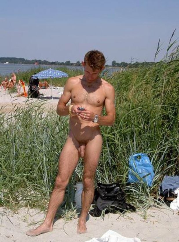 Мужчины без трусов на пляже