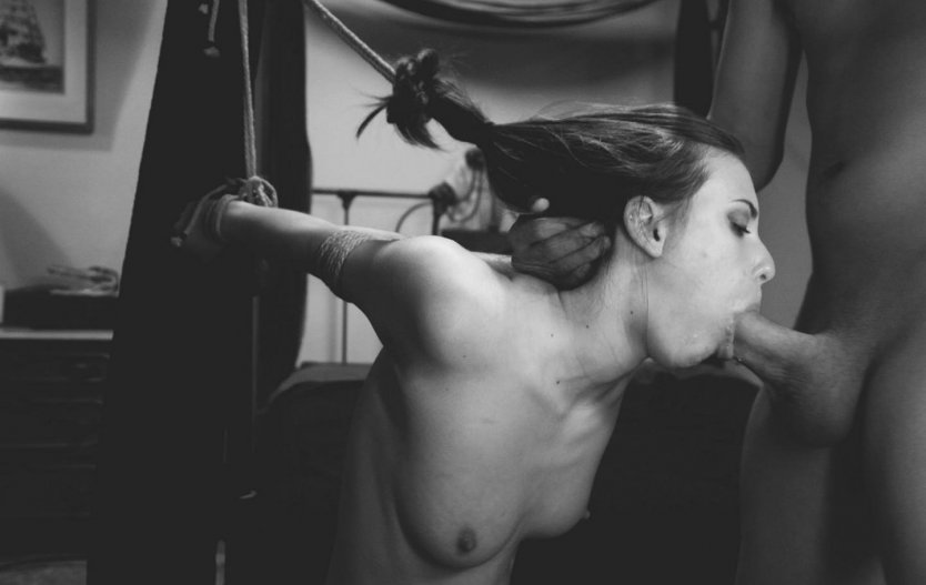 Жесткая ебля в рот за волосы