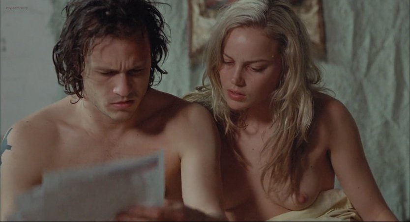 Эбби Корниш грудь