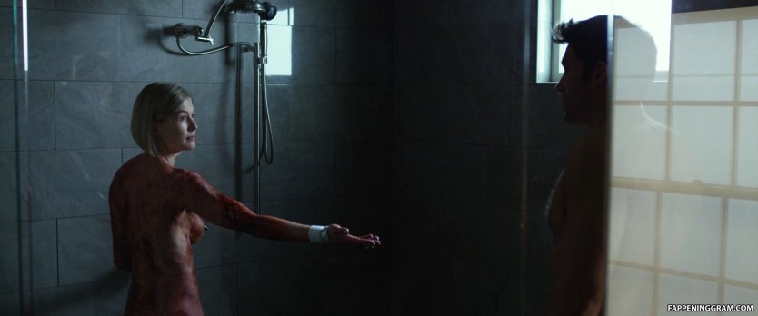 Голая актриса Розамунд Пайк в фильмах