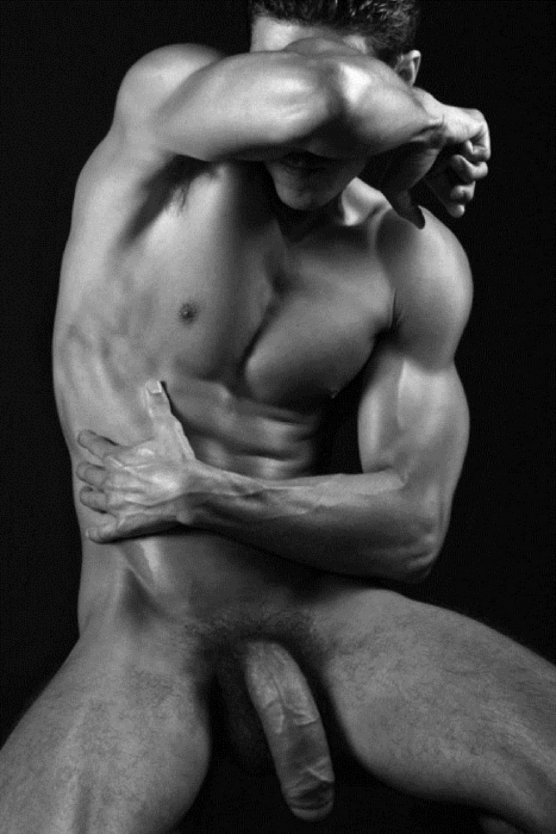 Мужской член крупным планом