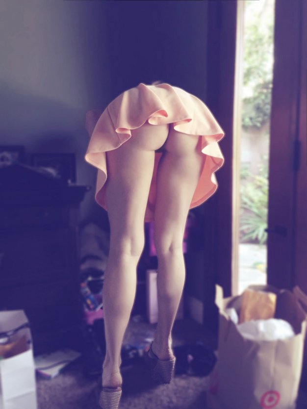 Блондинка в халате без трусов