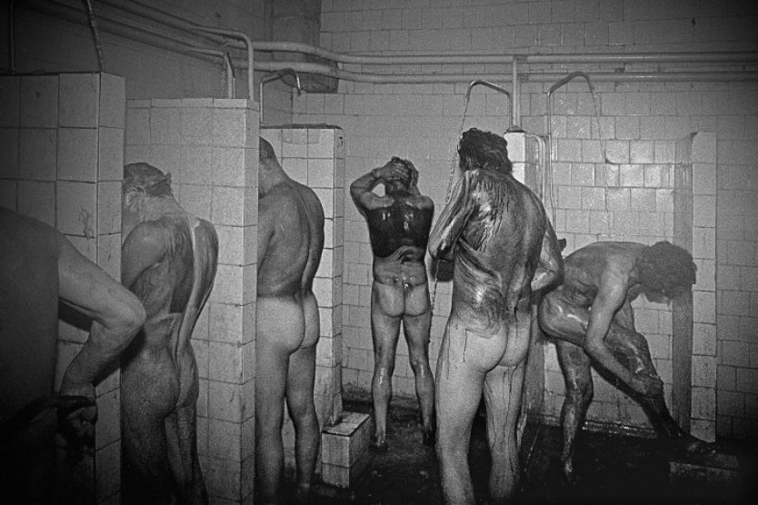 Парни шахтеры голые в душевой