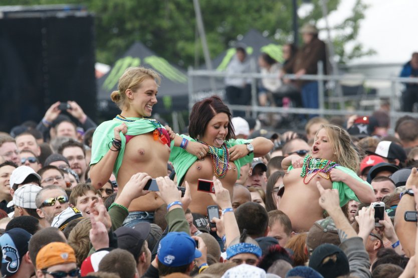 Показала сиськи на фестивале