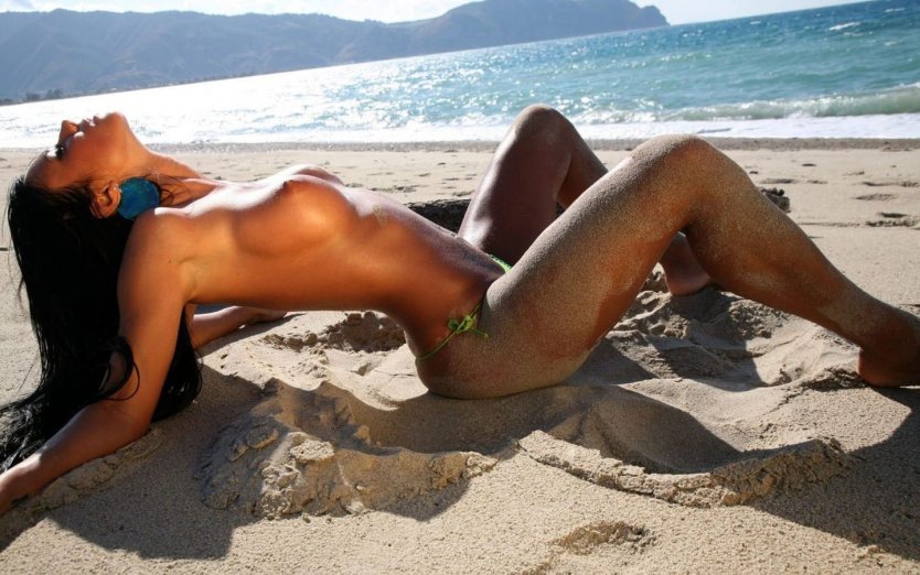 Загорелые телки на пляже