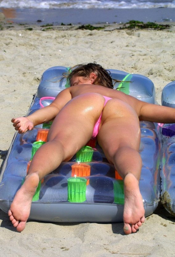 Загорающие мамки без трусов