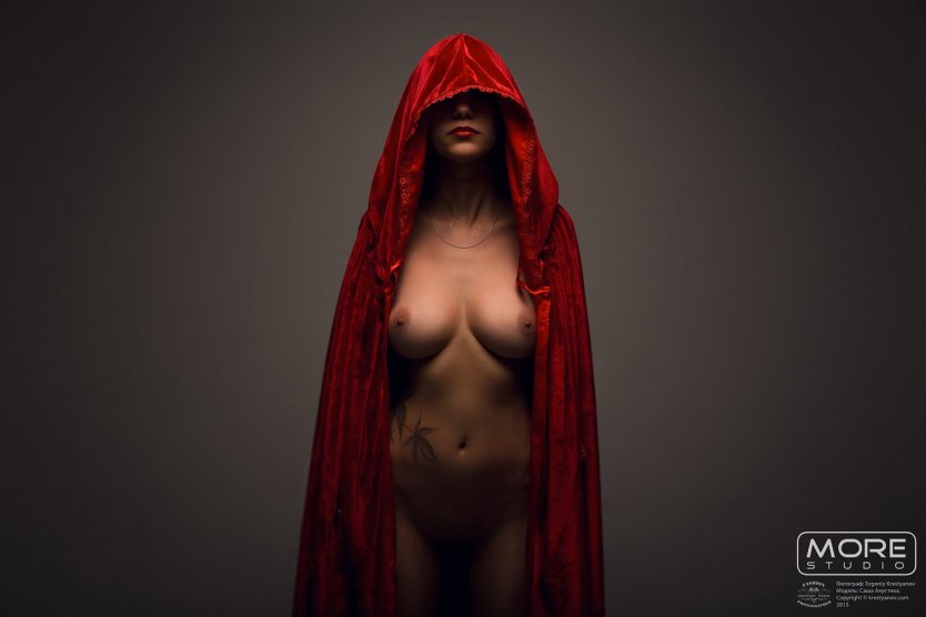 Эксгибиционистка в чулках